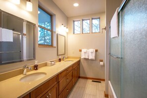 Bathtub, hair dryer, towels - Blackberry Bramble - Beckoning Views, Peaceful Elegance, Walk to Downtown (Hood River)