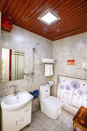 Classic-sviitti | Kylpyhuone | Suihku, ilmaiset hygieniatuotteet, hiustenkuivaaja, tohvelit