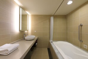 Combined shower/bathtub, free toiletries, hair dryer, slippers