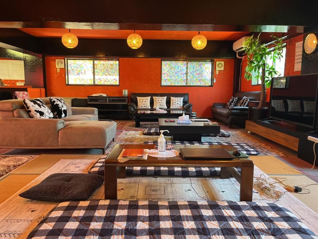 Una sala de estar con un sofá, una mesa de centro y una televisión.