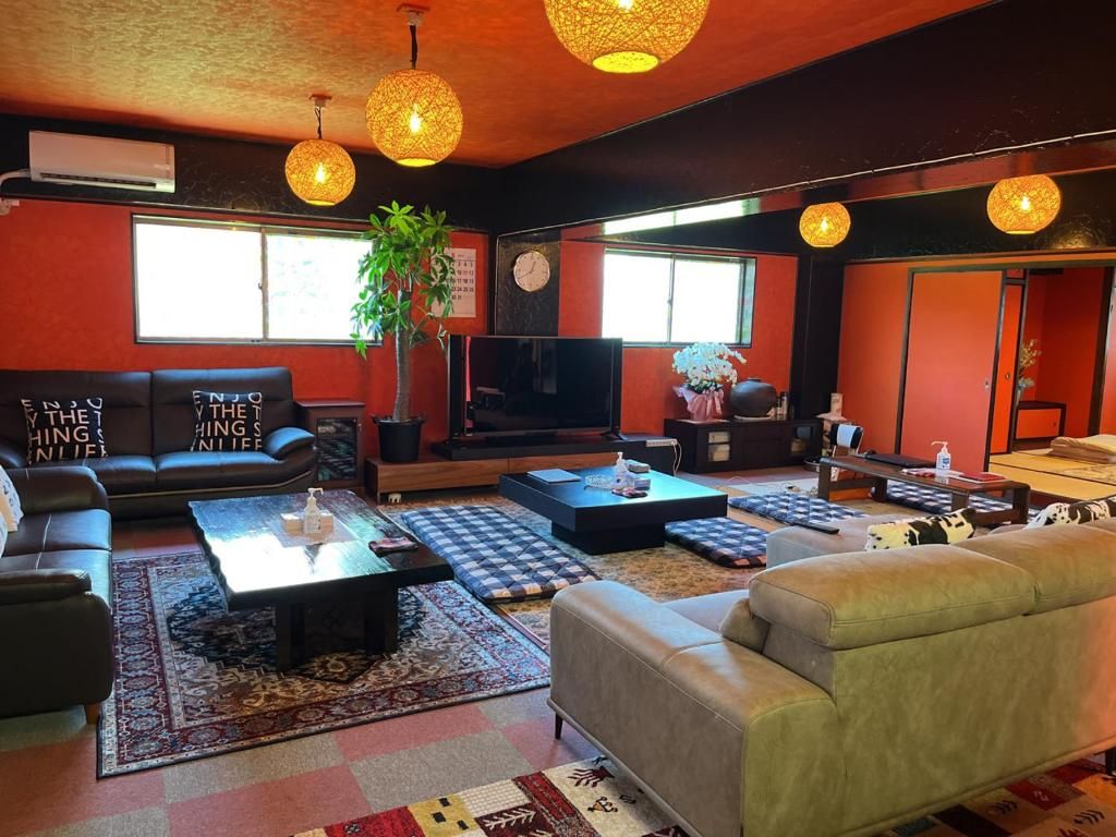 Una sala moderna con un sofá, una mesa de centro y un televisor.