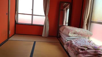 Japanese Style Room for 3 People | Free WiFi