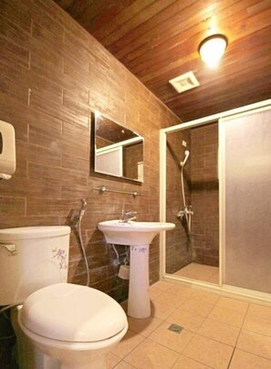Vierbettzimmer (Log House) | Badezimmer