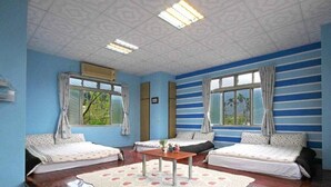 A room with two beds, a small table, and large windows. - Hua Shan Hor Yuan Homestay (Meishan)