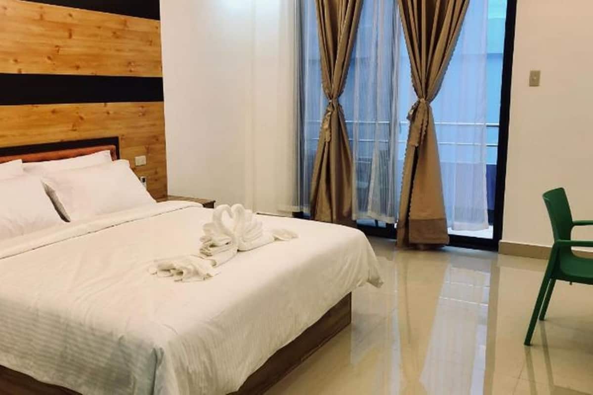 Superior kamer, 1 kingsize bed | Een bureau, een laptopwerkplek, een strijkplank/strijkijzer, gratis wifi