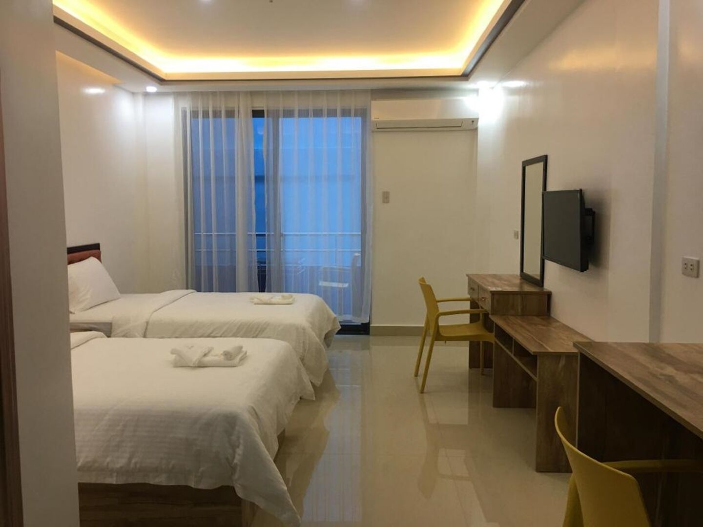 deluxe twin room, 2 single beds | desk, laptop workspace, iron/ironing board, free wifi