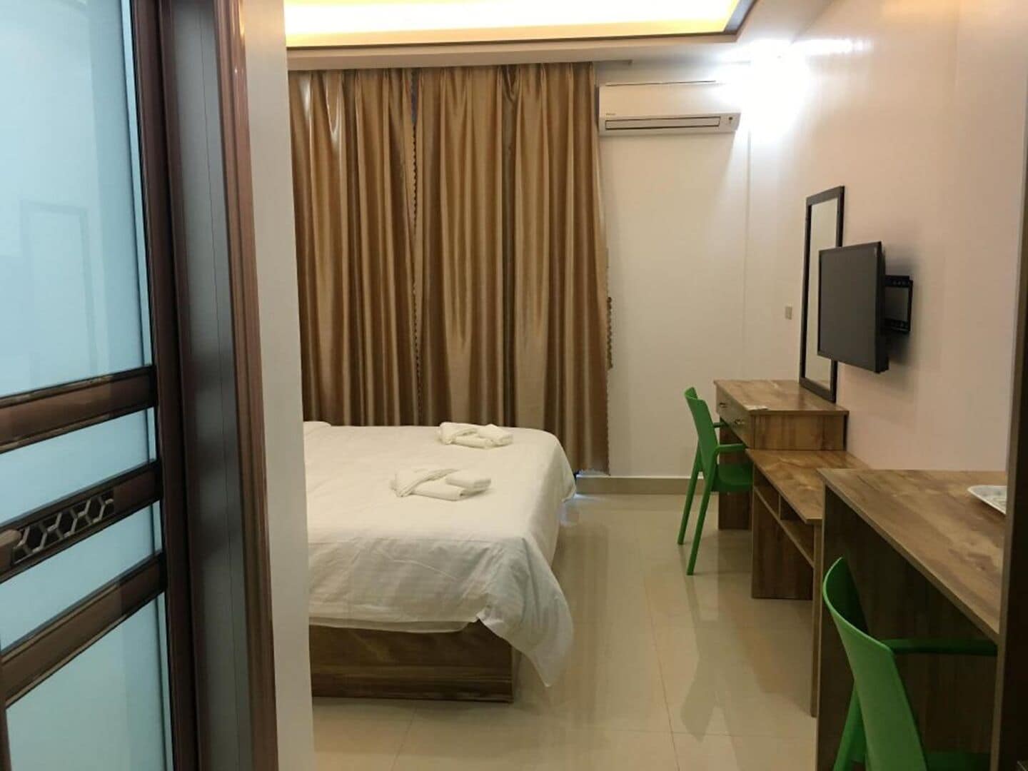 desk, laptop workspace, iron/ironing board, free wifi