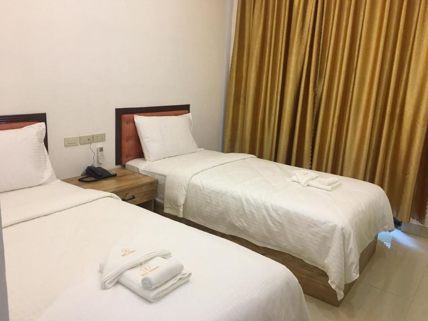 deluxe twin room, 2 single beds | desk, laptop workspace, iron/ironing board, free wifi