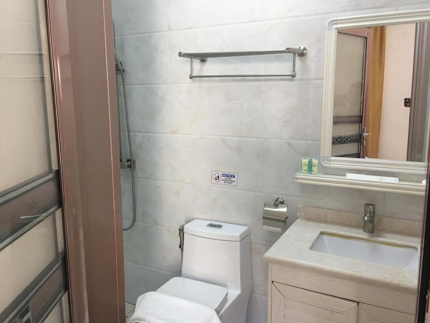 shower, free toiletries, hair dryer, towels