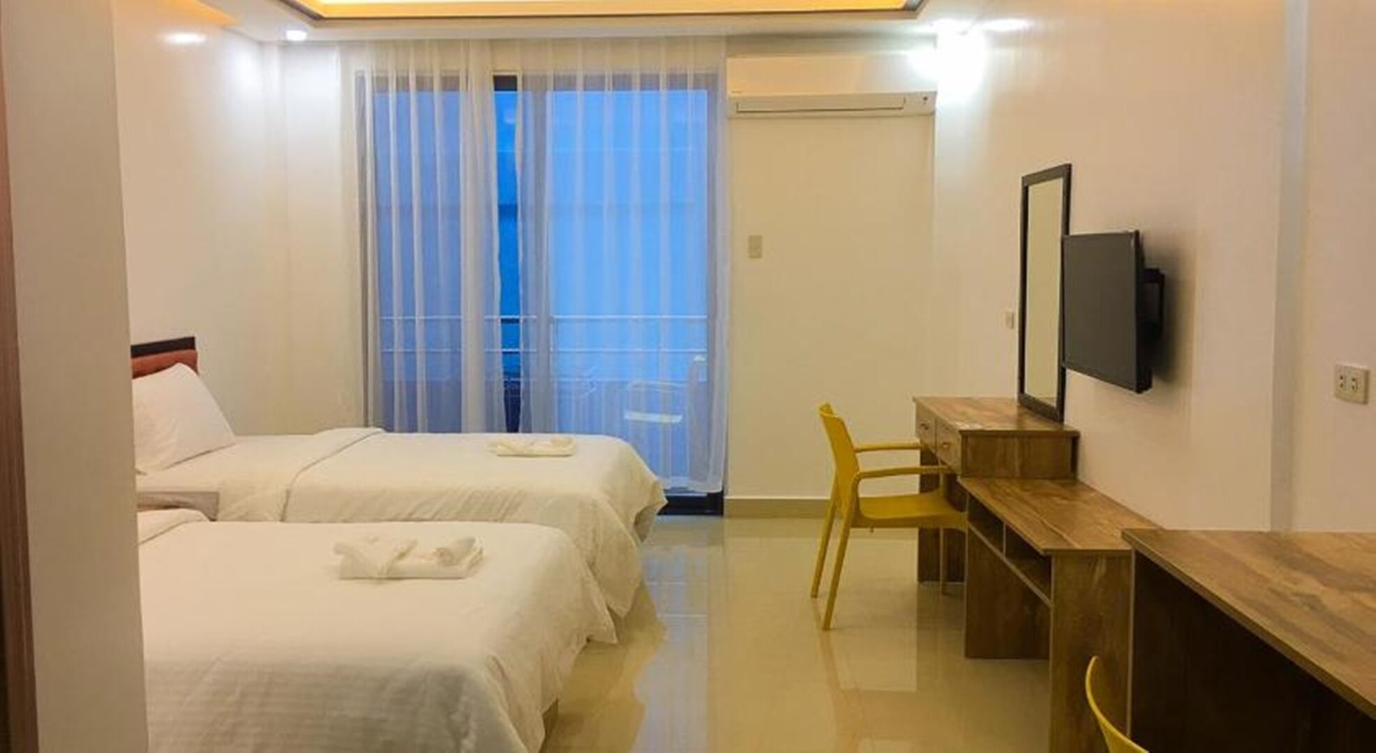 deluxe twin room, 2 single beds | desk, laptop workspace, iron/ironing board, free wifi