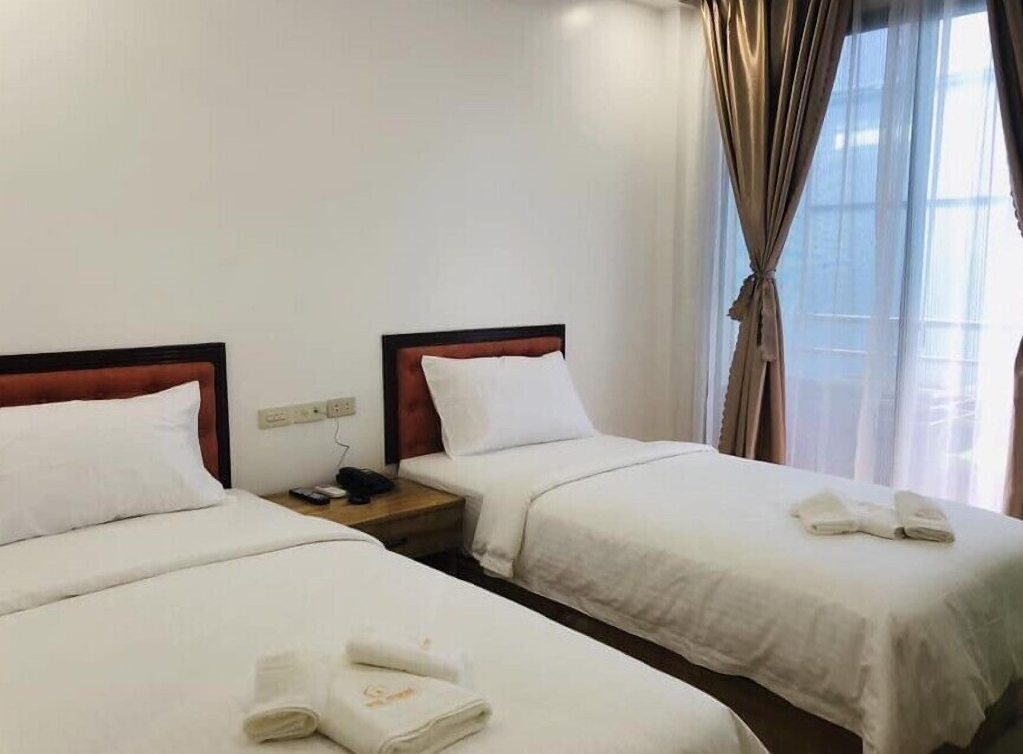 deluxe twin room, 2 single beds | desk, laptop workspace, iron/ironing board, free wifi
