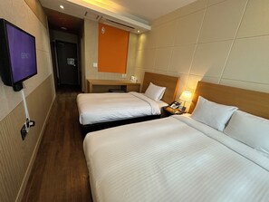 Standard Twin Room | Meja, langsir/tirai gelap terus, kalis bunyi, seterika/papan seterika 
