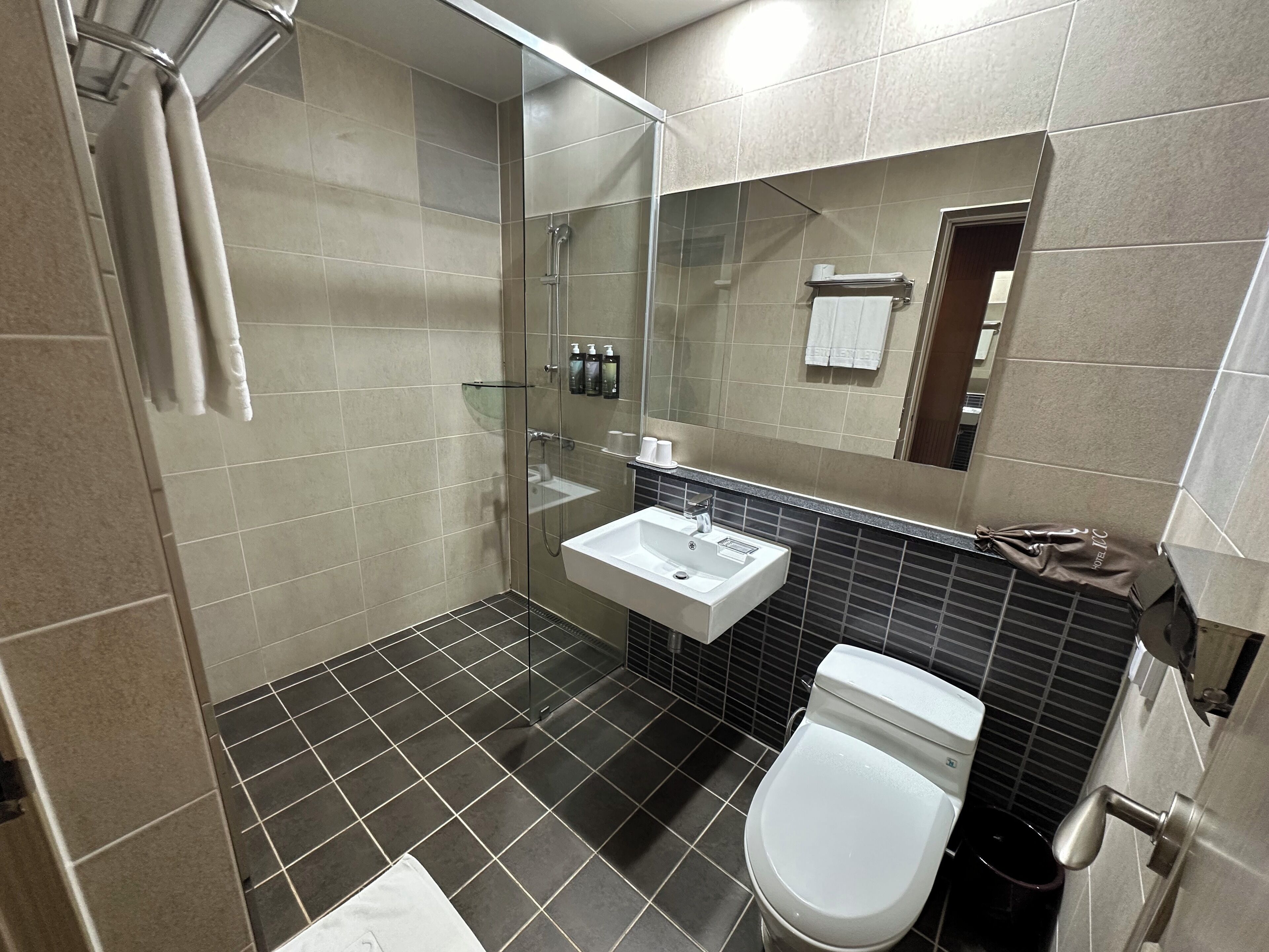 standard single room | bathroom | shower, free toiletries, hair dryer, bathrobes