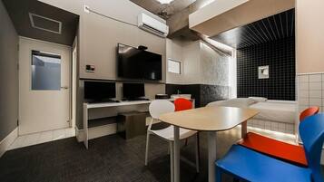 Premium Twin Room | Room amenity