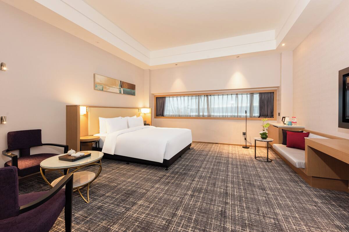 Dobbeltrom – executive, 1 kingsize-seng, byutsikt | Dundyner, memory foam-senger, skrivebord og skrivebord for bærbar PC