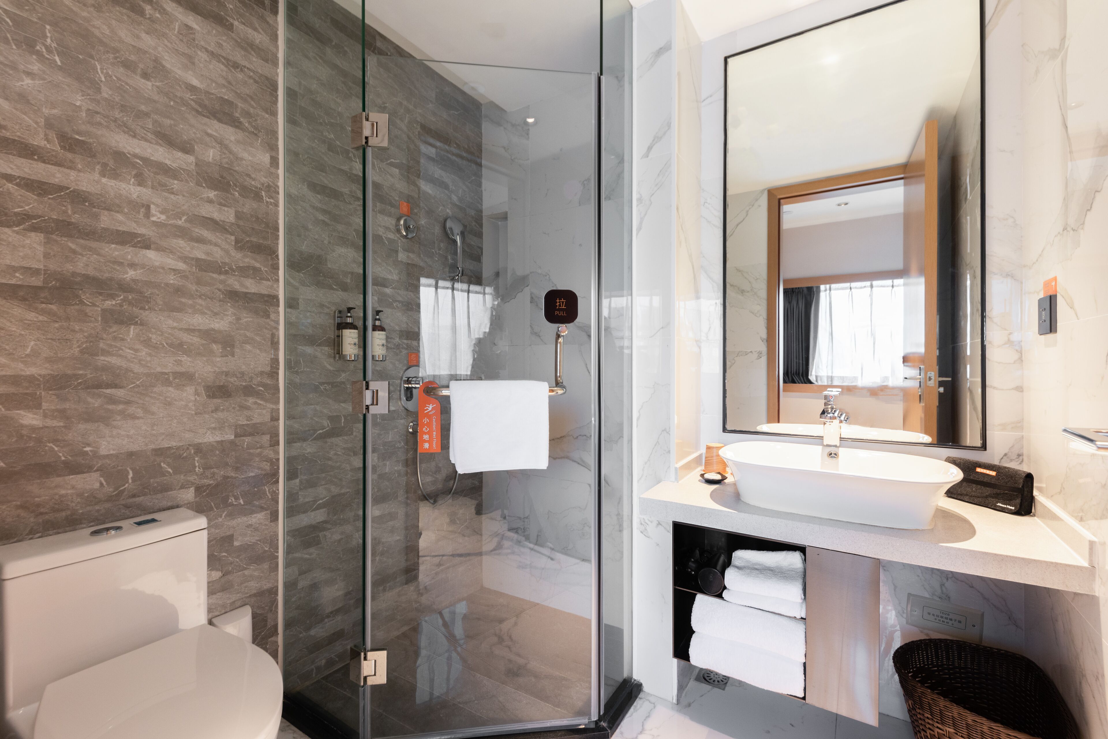 superior double room, 1 bedroom, city view | bathroom | shower, rainfall showerhead, free toiletries, hair dryer