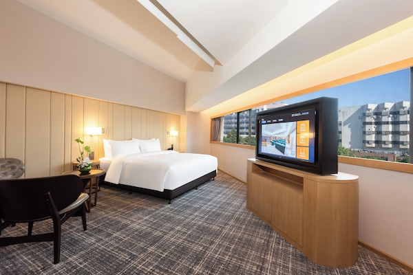 Habitación ejecutiva doble, 1 cama de matrimonio grande, vistas a la ciudad | Sala de estar | Una televisión de pantalla plana