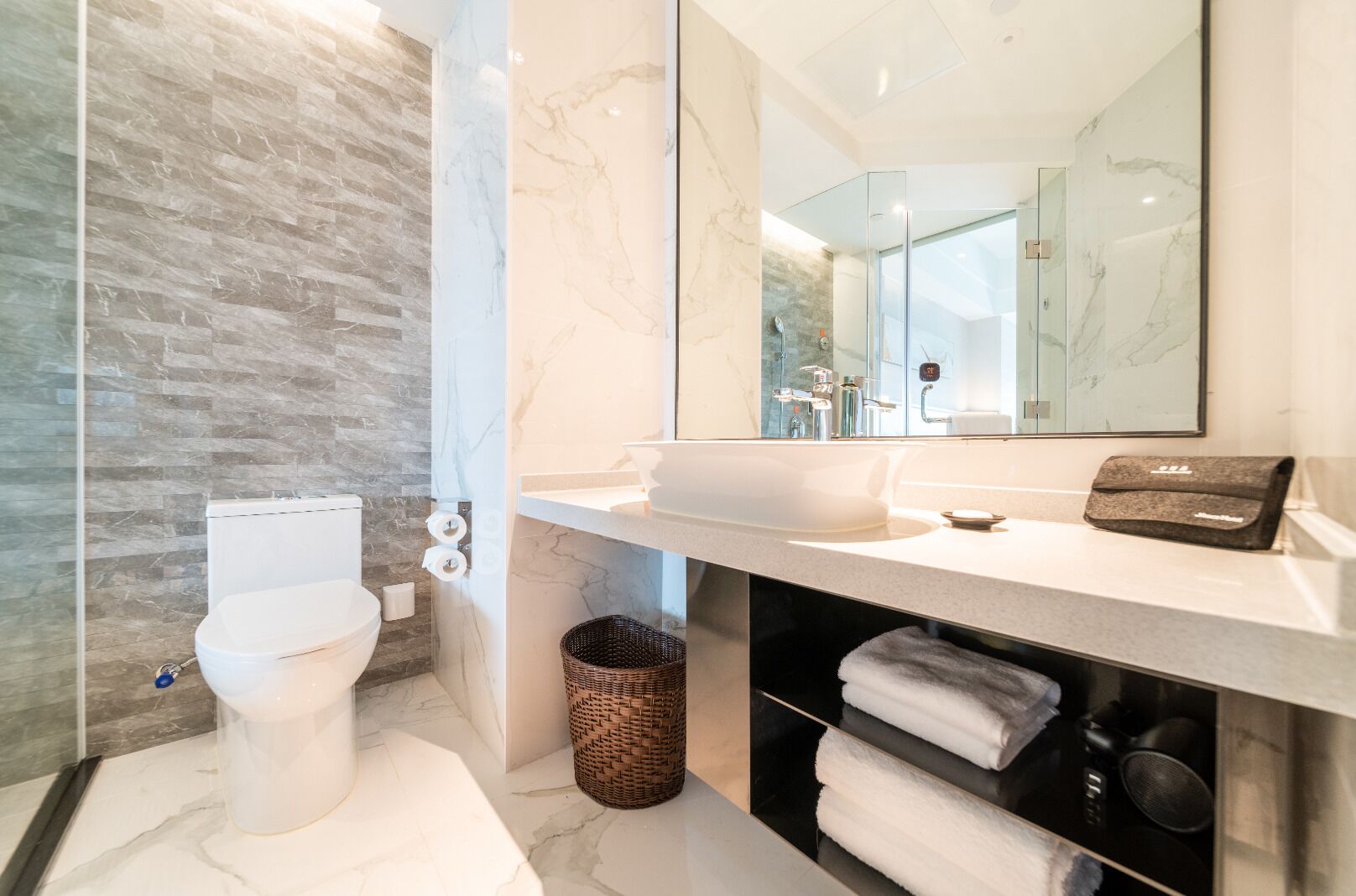 shower, rainfall showerhead, free toiletries, hair dryer