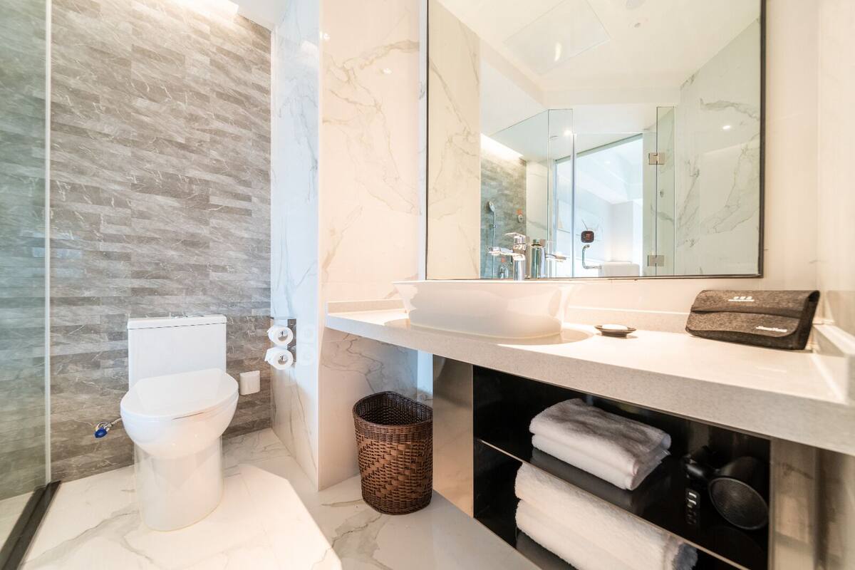 shower, rainfall showerhead, free toiletries, hair dryer