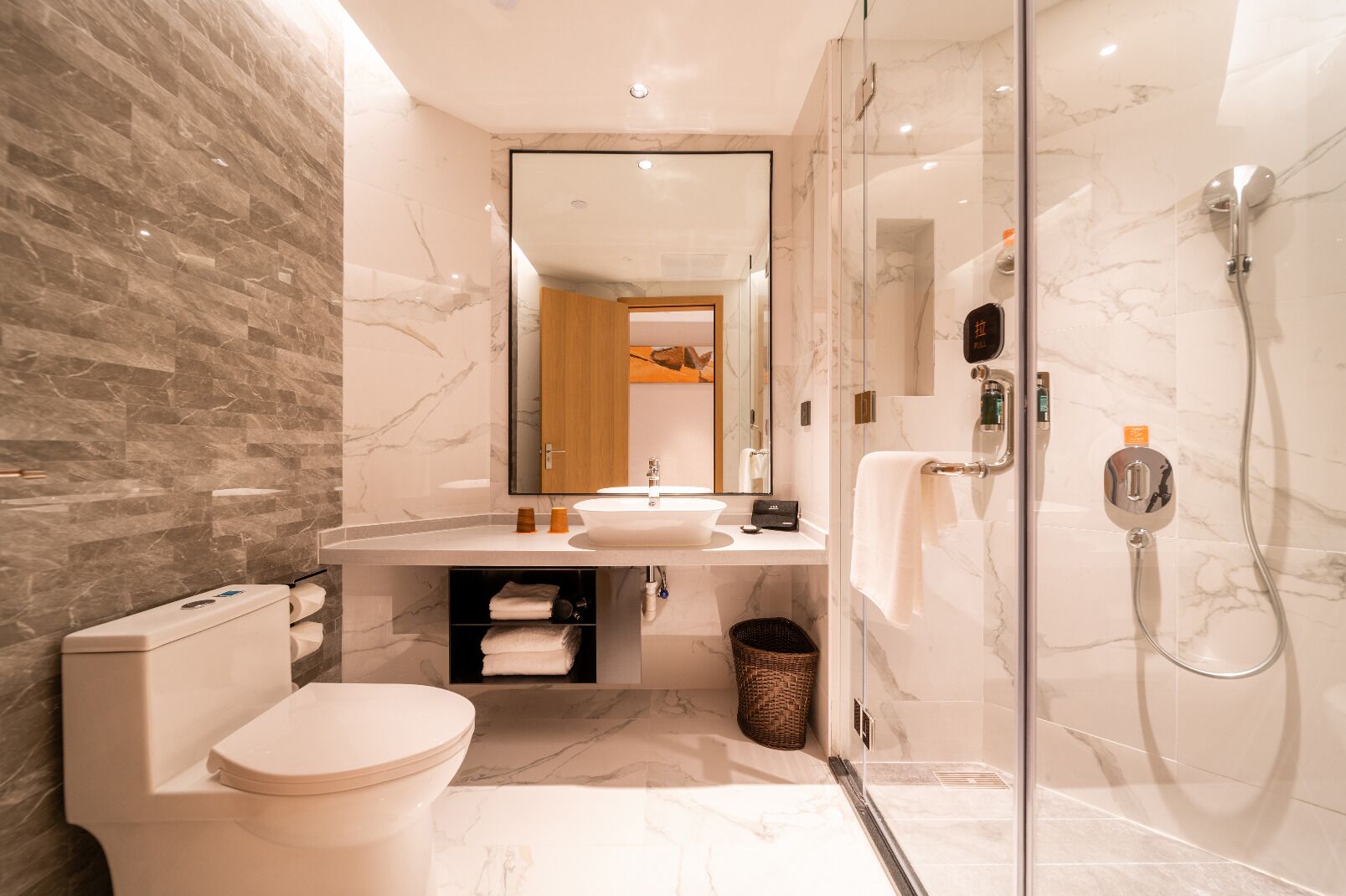 deluxe apartment | bathroom | shower, rainfall showerhead, free toiletries, hair dryer