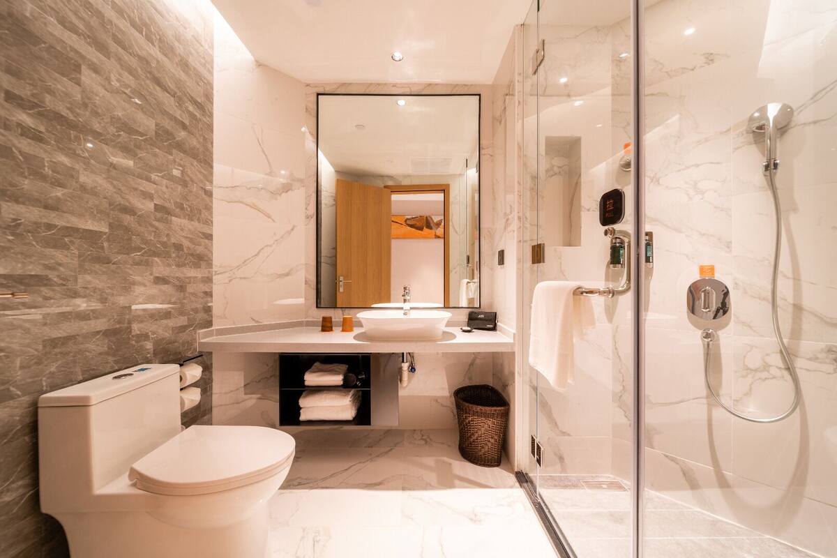 deluxe apartment | bathroom | shower, rainfall showerhead, free toiletries, hair dryer