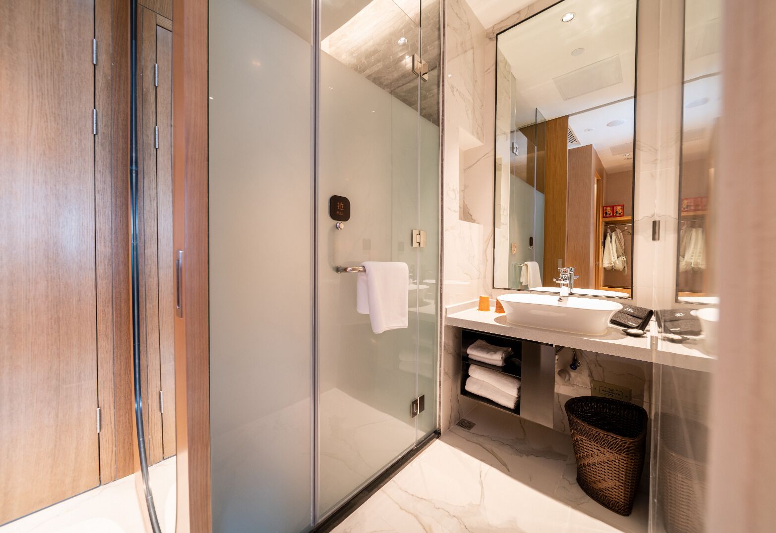 deluxe twin room | bathroom | shower, rainfall showerhead, free toiletries, hair dryer