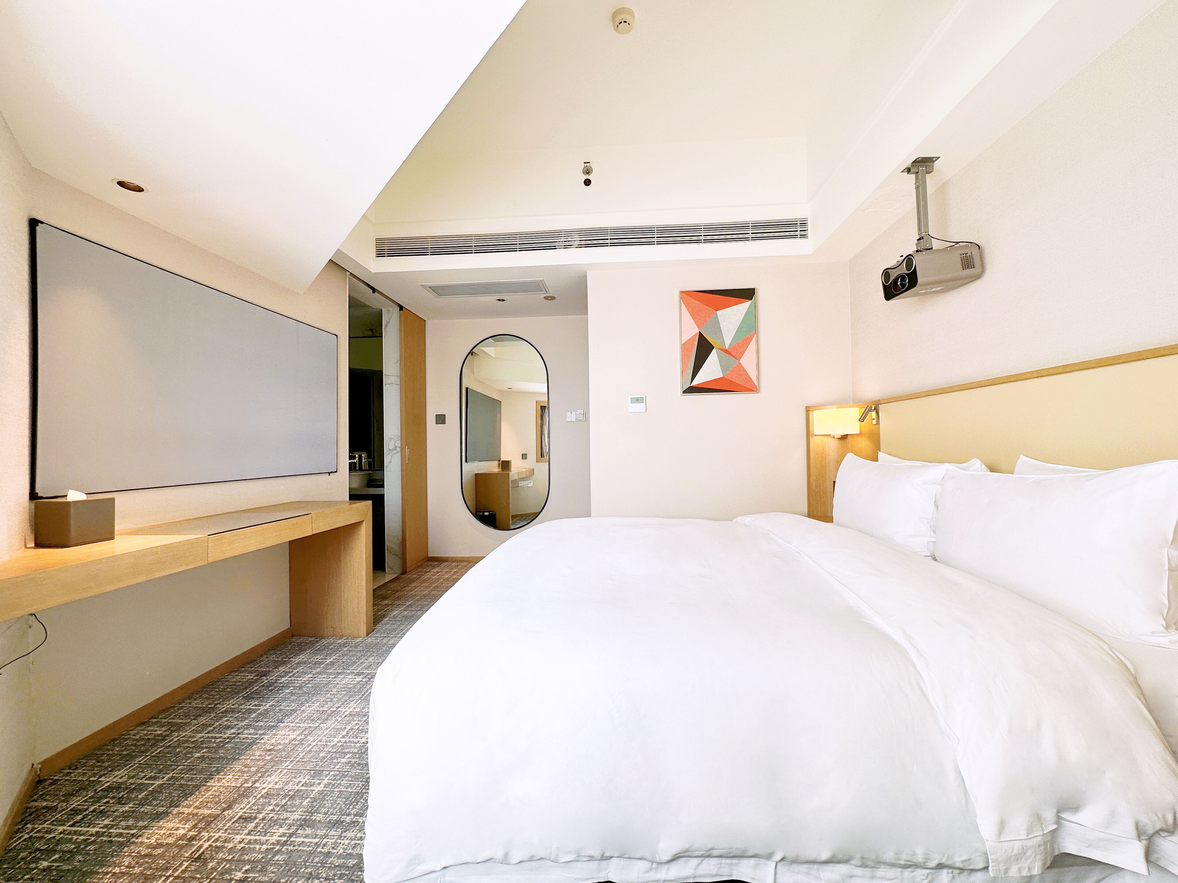 Superior dubbelrum - 1 sovrum - utsikt mot staden | Duntäcken, memory foam-madrasser, skrivbord och arbetsyta för laptop