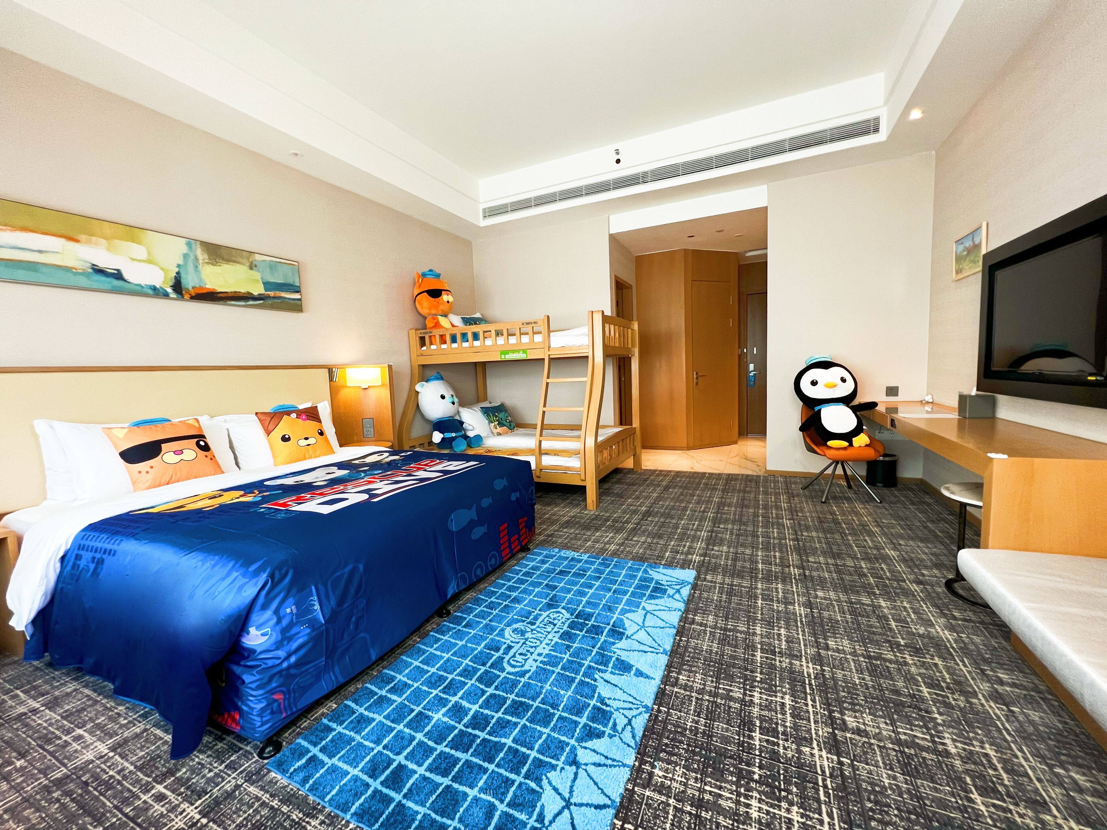 Familjerum - flera sängar | Duntäcken, memory foam-madrasser, skrivbord och arbetsyta för laptop