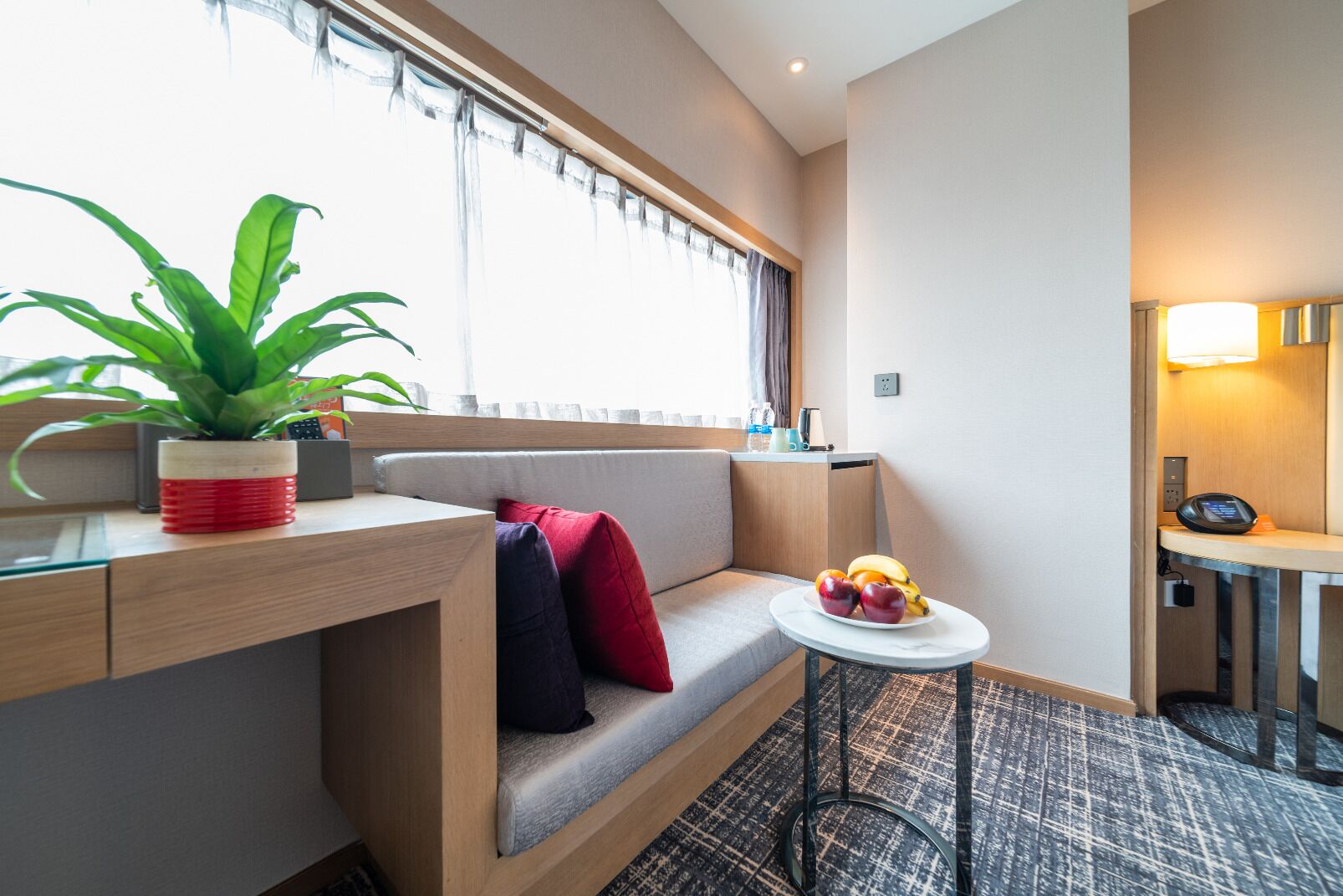 Habitación Confort doble, 1 cama de matrimonio grande | Edredones de plumas, colchones viscoelásticos, escritorio