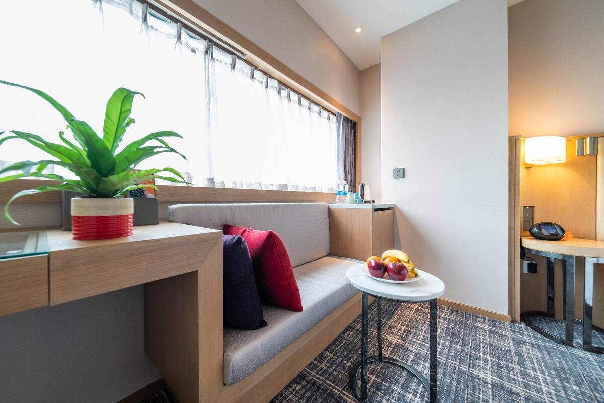 Dobbeltrom – comfort, 1 kingsize-seng | Dundyner, memory foam-senger, skrivebord og skrivebord for bærbar PC