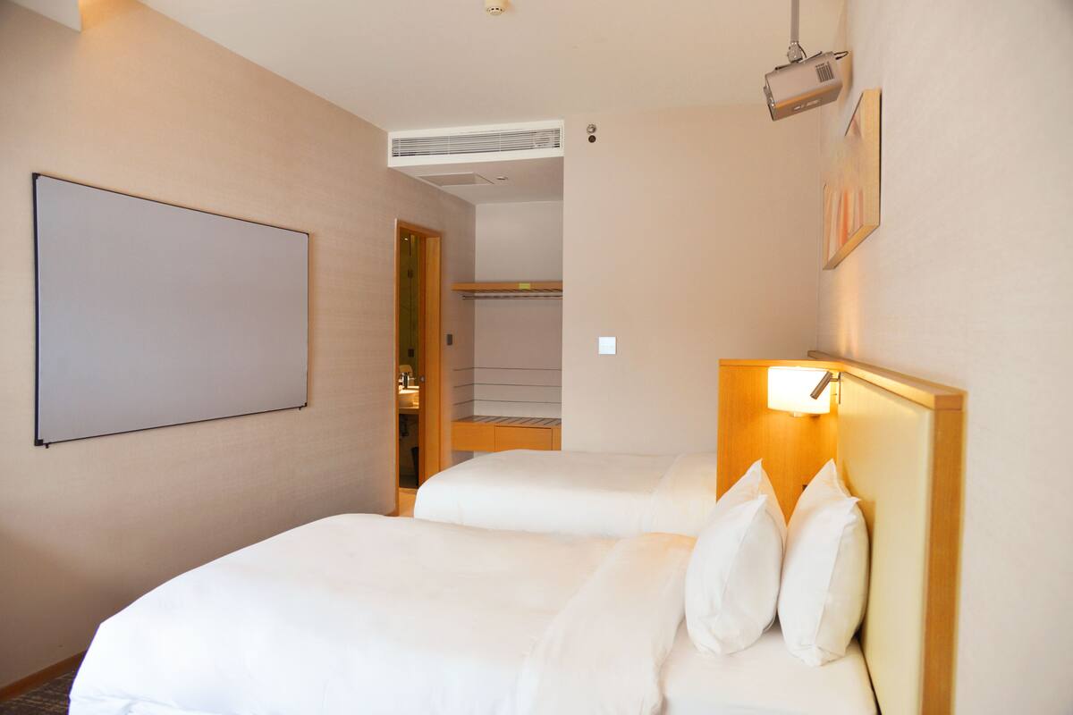 Tomannsrom – superior, 1 dobbeltseng | Dundyner, memory foam-senger, skrivebord og skrivebord for bærbar PC