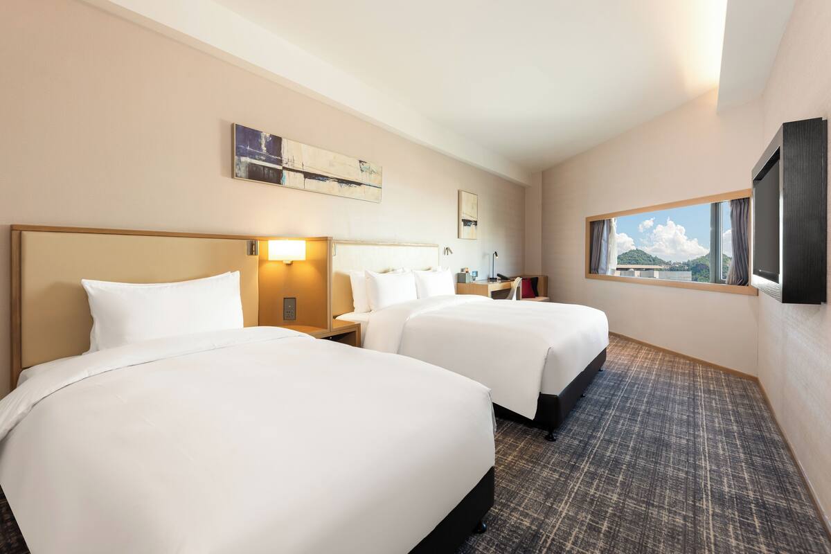 Familie-bungalow, 1 soverom | Dundyner, memory foam-senger, skrivebord og skrivebord for bærbar PC