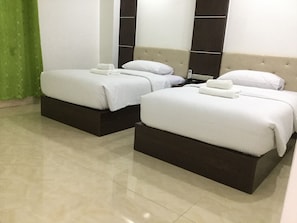 Quarto casal ou duplo standard | Roupas de cama premium, edredons de pluma, escrivaninha