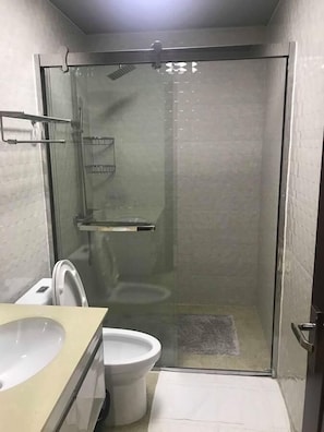 Quarto casal ou duplo standard | Banheiro | Chuveiro, chuveiro com efeito de chuva, bidê, toalhas de banho