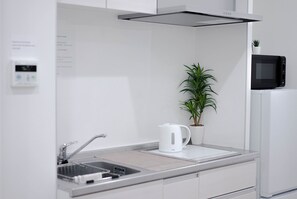 Mini-fridge, microwave, stovetop, electric kettle - ZAITO Tokyo Kinshicho Economy Inn (Tokyo)