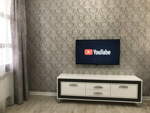 Interior - Very Center, Crossroads of Tumanyan and Abovyan streets, 1st line with balcony (Yerevan)