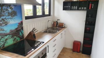 Geladeira, micro-ondas, fogão, cooktop