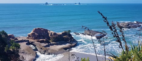 En la playa, sillas reclinables de playa