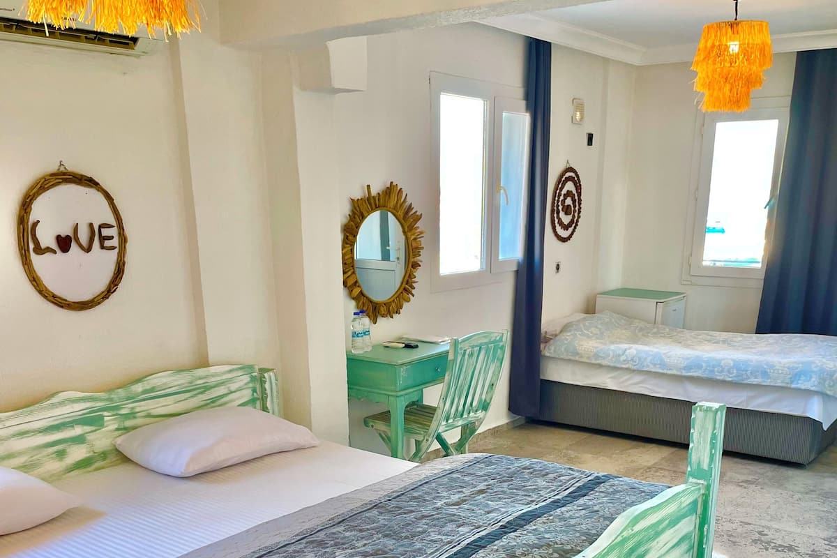 Tripla Standard, vista mare | Biancheria da letto di alta qualità, con stile personalizzato