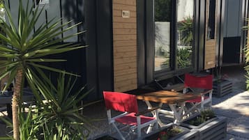 Tree House Standard, vue jardin | Coin séjour | Télévision LCD