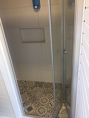 Ducha, cabezal de ducha tipo lluvia, secador de pelo, pantuflas