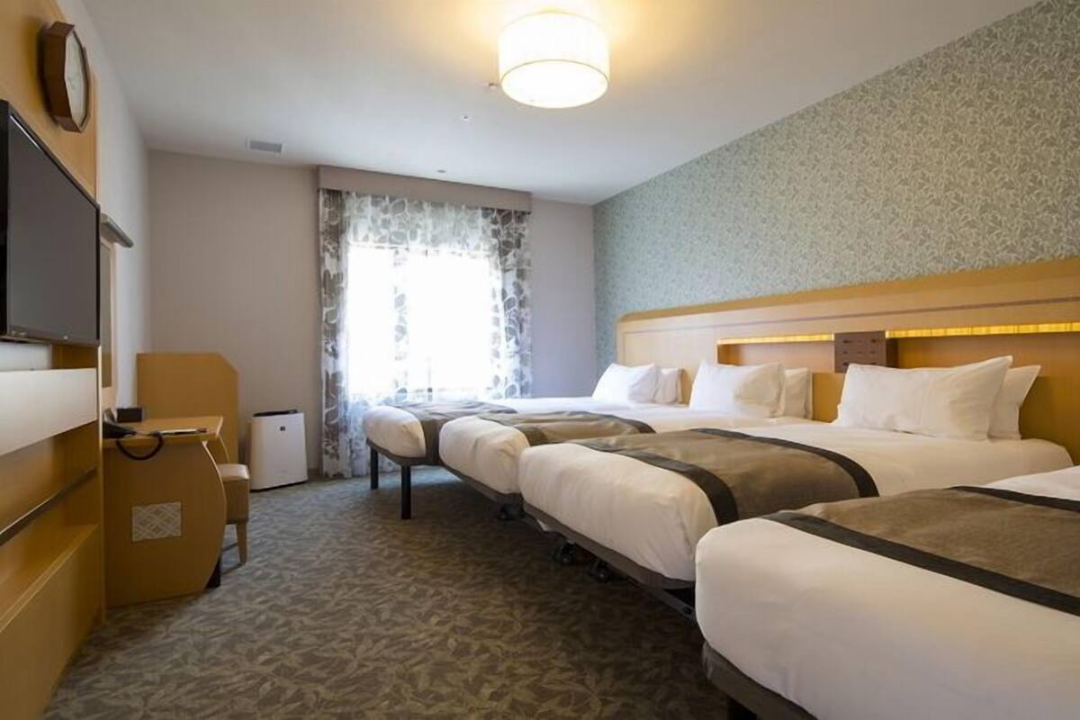 Down comforters, in-room safe, desk, soundproofing