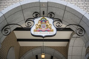 A hotel sign with a crest and the name "Hotel Monterrey Kobe". - Hotel Monterey KOBE (Kobe)