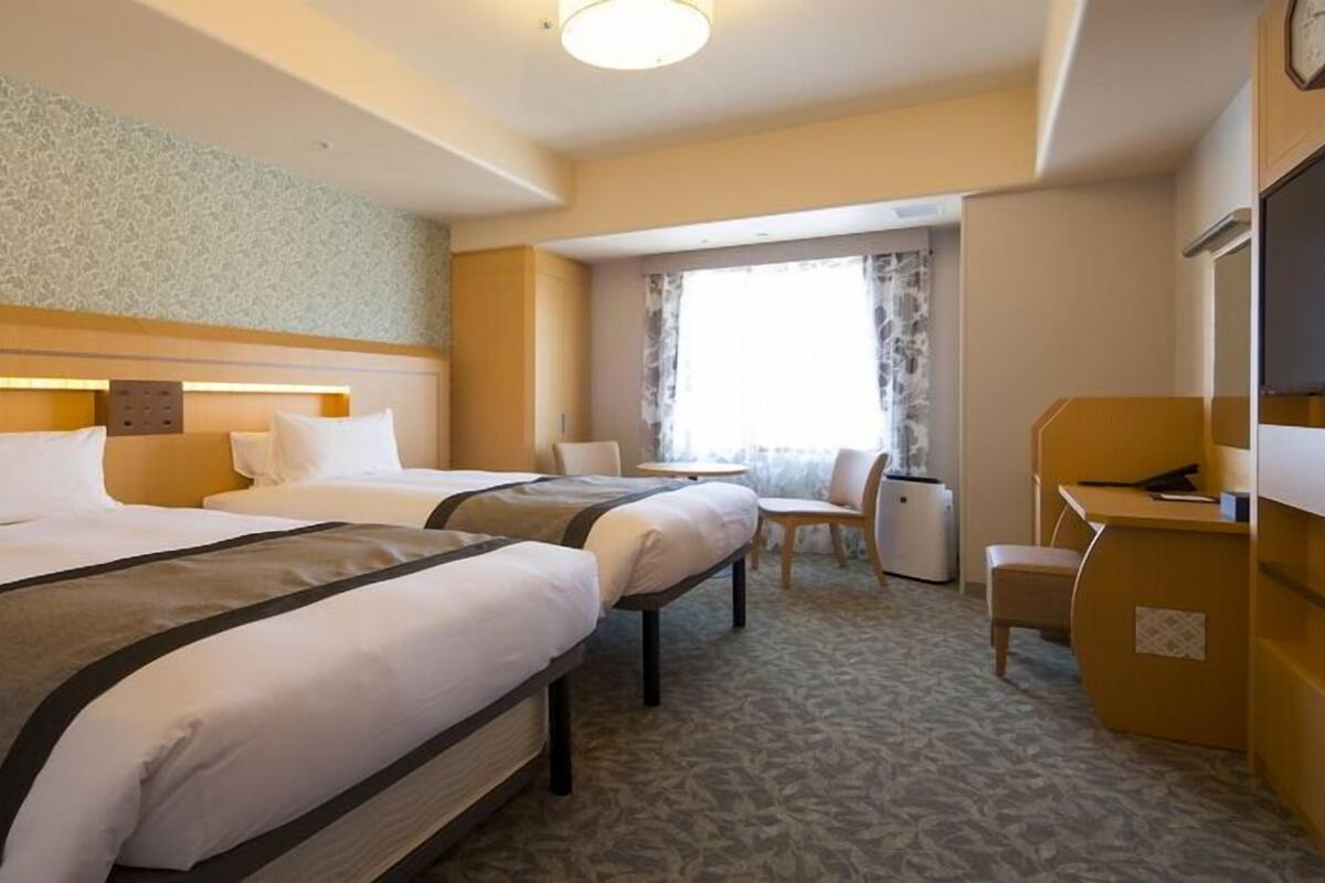Down comforters, in-room safe, desk, soundproofing