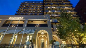 A multi-story hotel with a prominent entrance, balconies, and a sign reading 'Hotel Montecerro Roe'. - Hotel Monterey KOBE (Kobe)