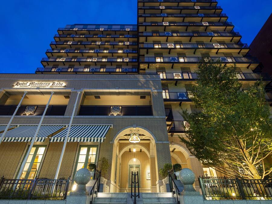A multi-story hotel with a prominent entrance, balconies, and a sign reading 'Hotel Montecerro Roe'.