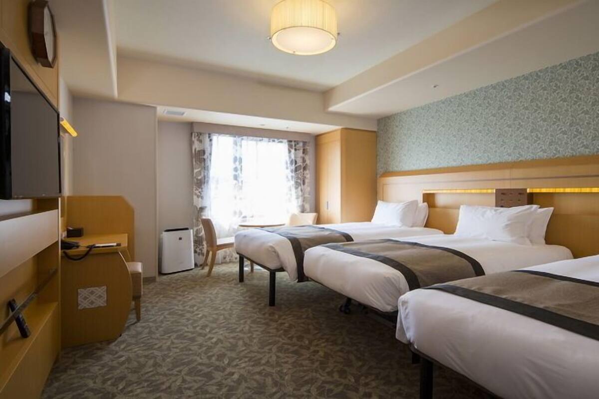 Down comforters, in-room safe, desk, soundproofing