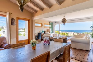 Fernseher, Kamin, DVD-Player