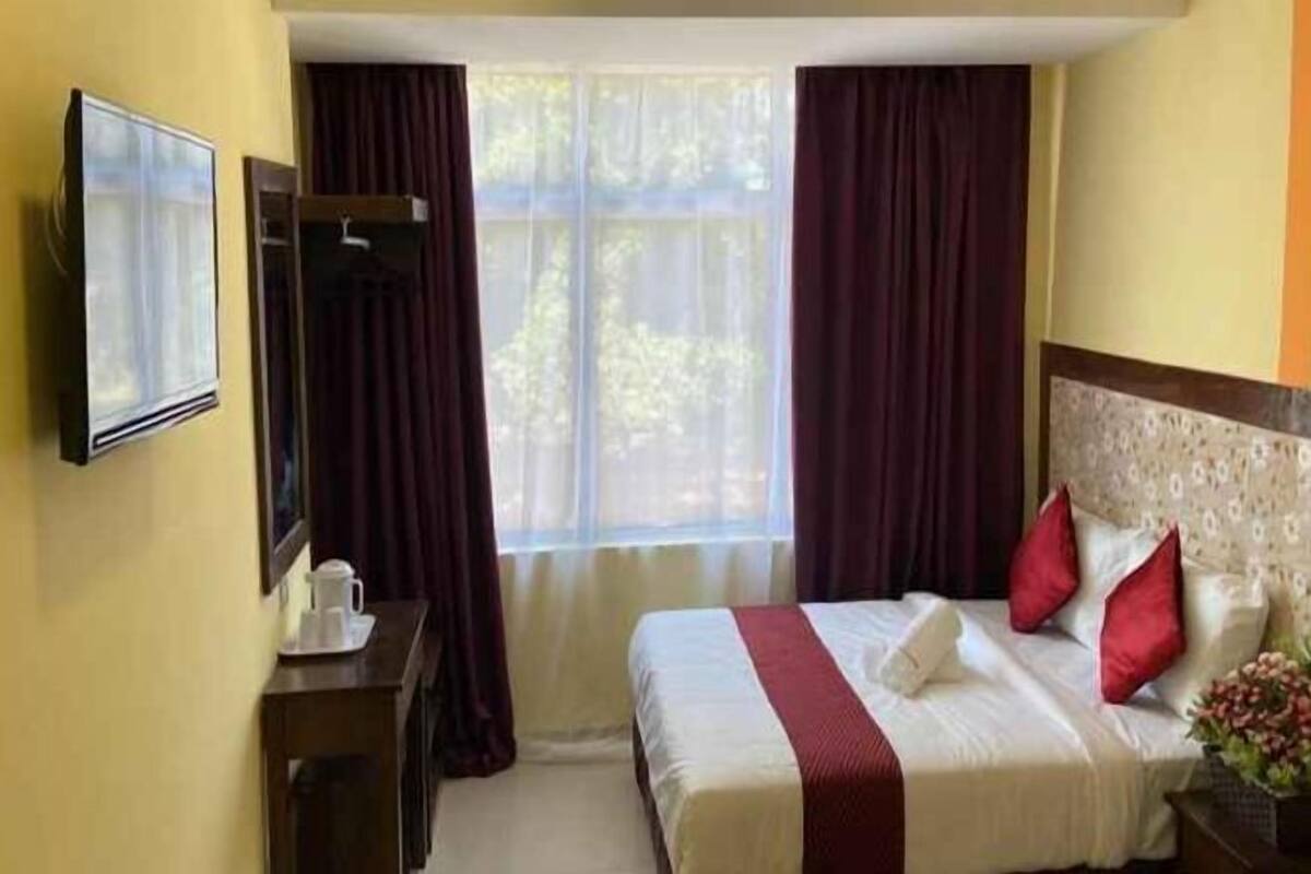 Escritorio, tabla de planchar con plancha y wifi