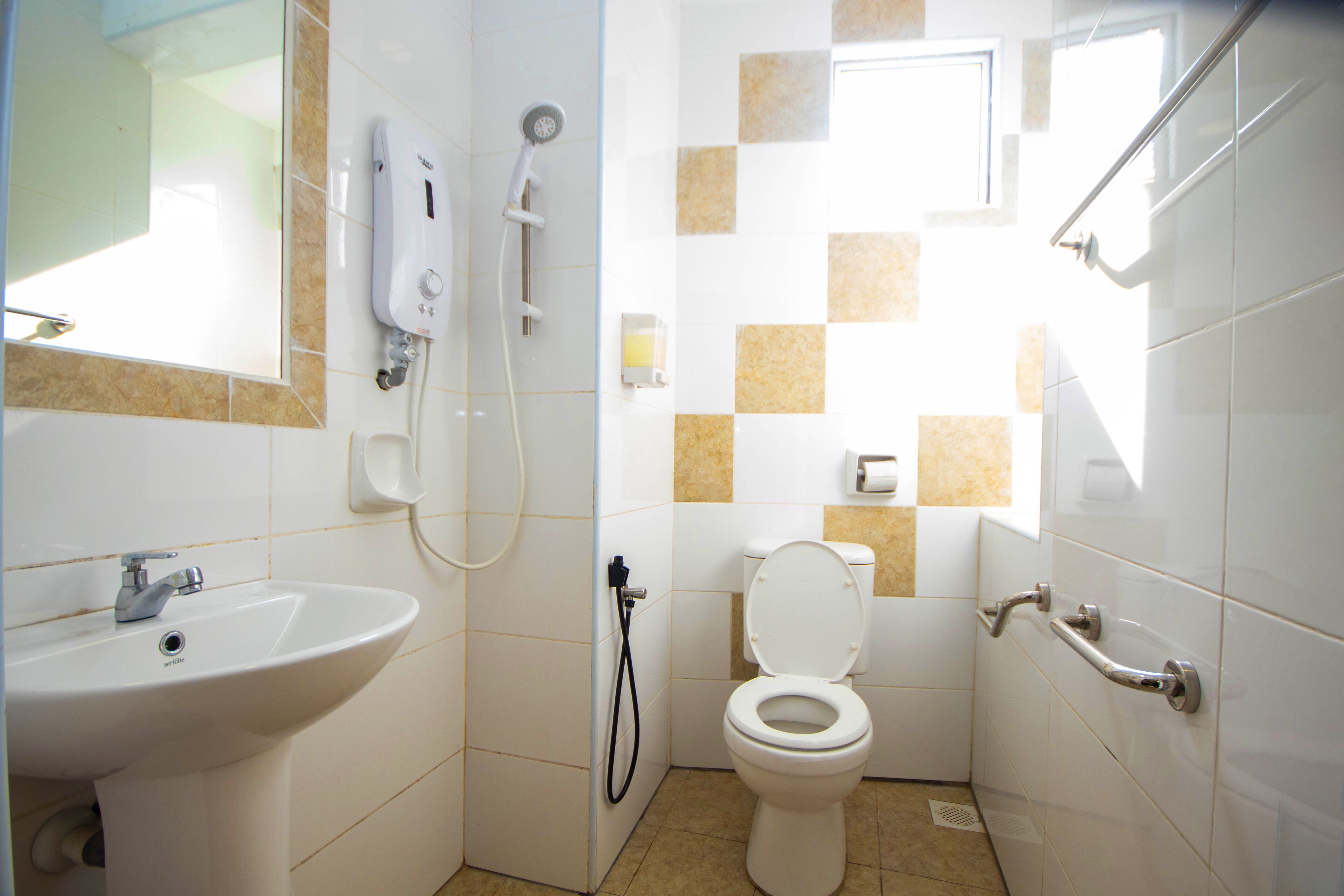 Ein Badezimmer mit Waschbecken, Toilette und Dusche.